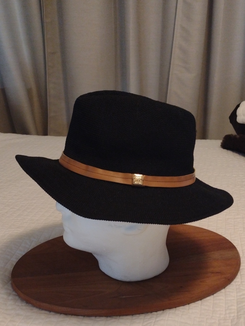 Linen-look Black Summer Hat Anne Klein One Size Tan Faux Leather Band Gold Logo